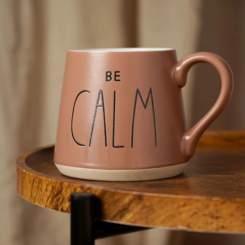 Unik 'Be Calm' keramikk-kopp i varme toner, perfekt for en rolig stund