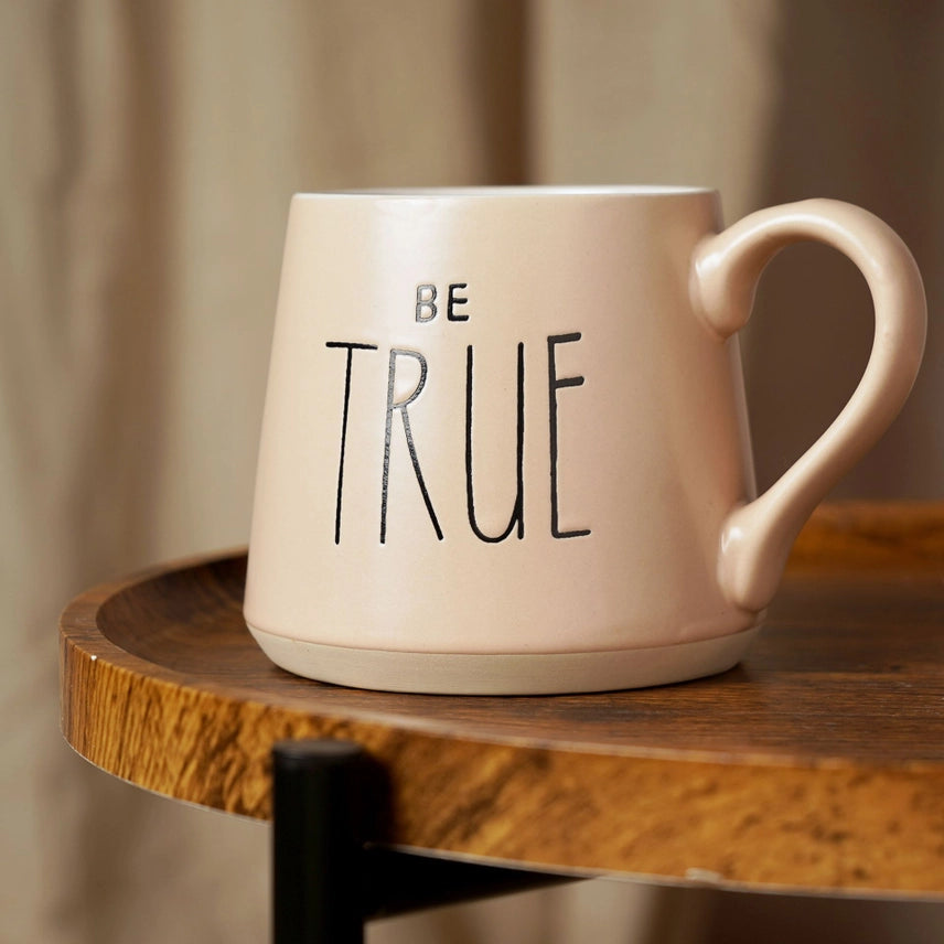 Unik 'Be True' keramikk-kopp i en lys tone, perfekt for en rolig stund