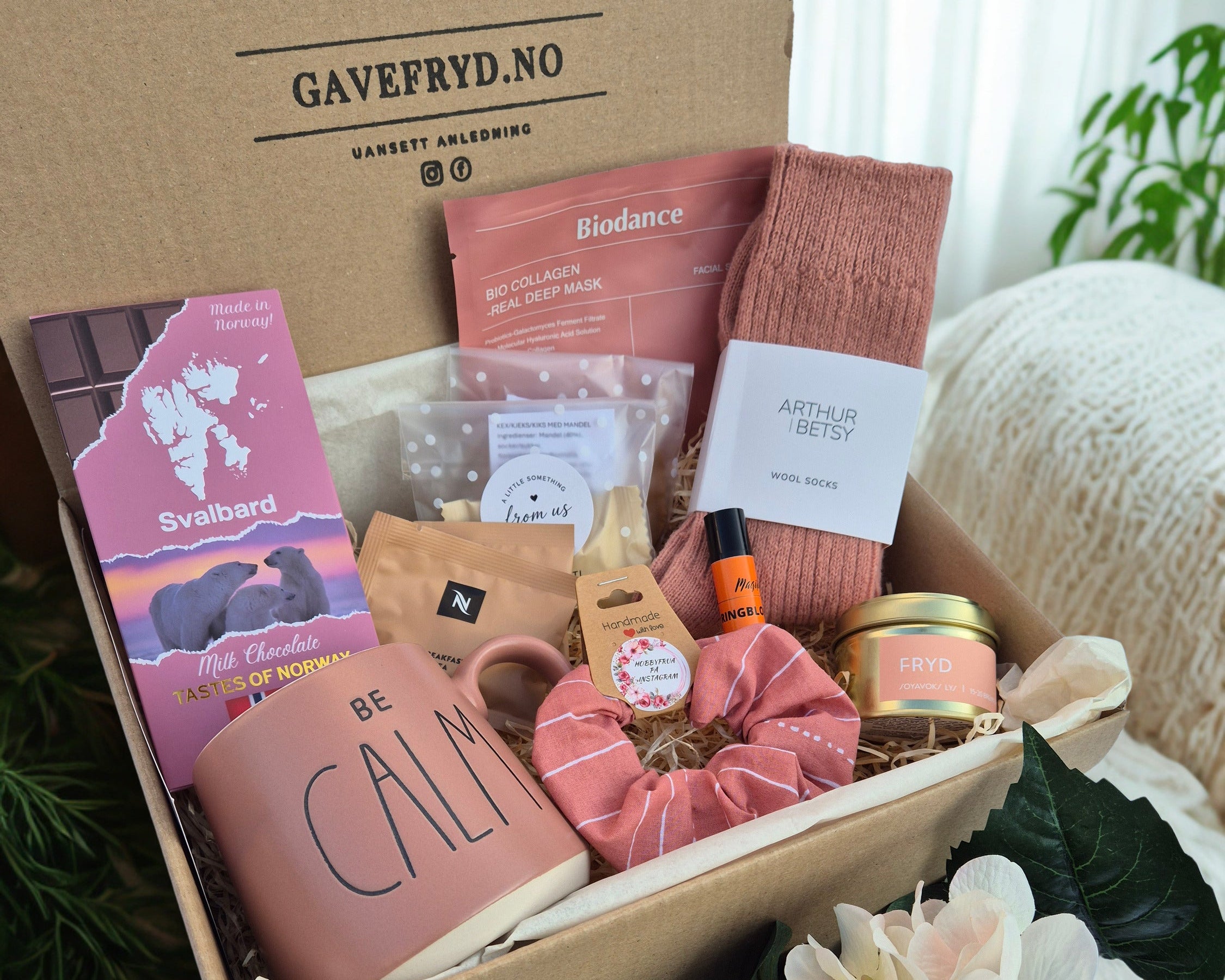 Terra Warmth gaveeske fra Gavefryd med leppepomade, ansiktsmaske, Be Calm-kopp, ullsokker, duftlys og sjokolade fra Taste of Norway.